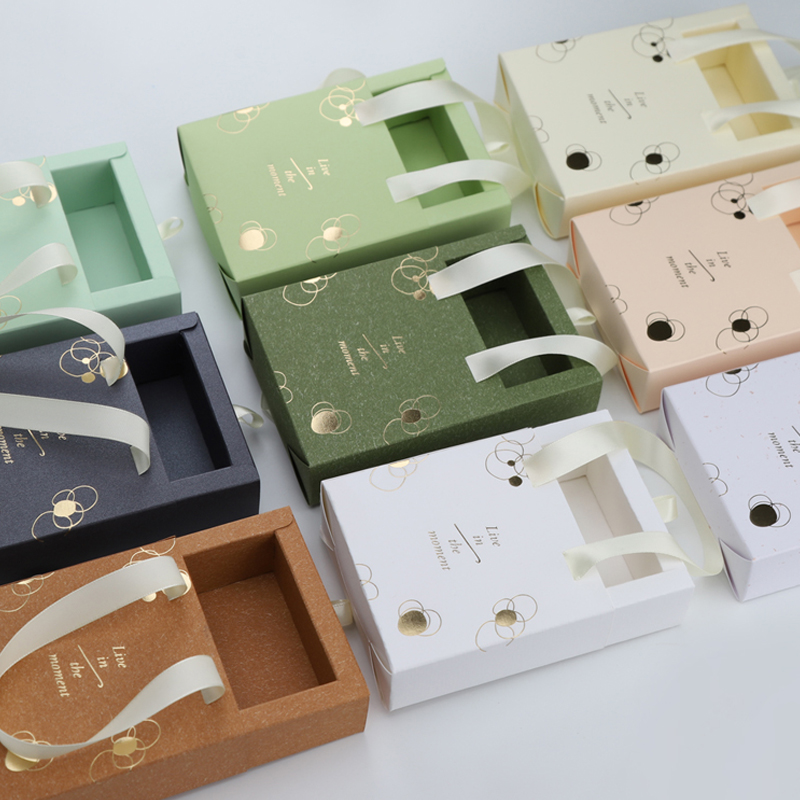 Portagioie in carta con mini pacchetto personalizzato all'ingrosso