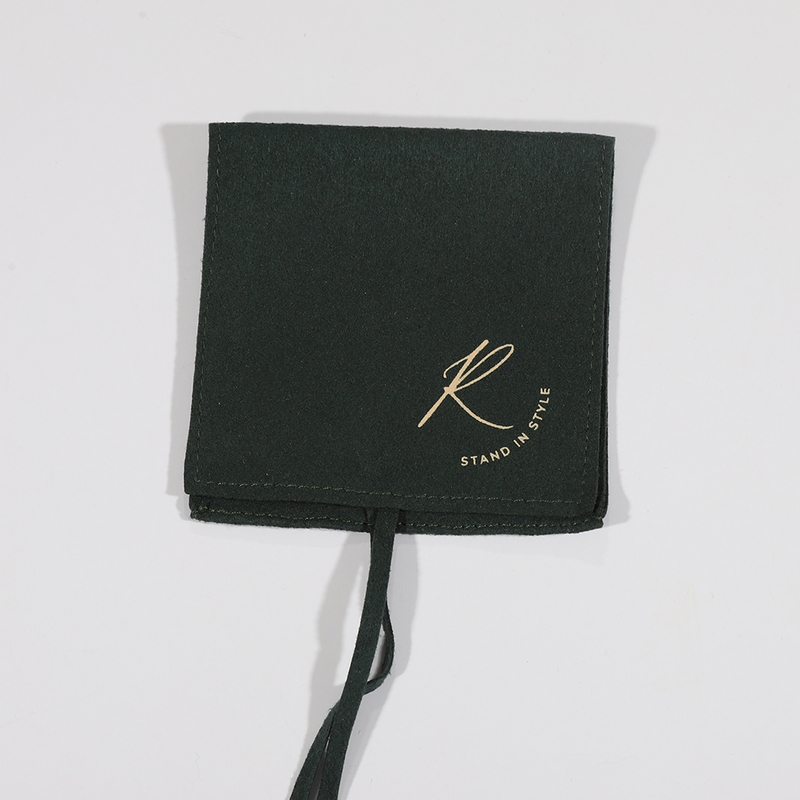 confezione nera unica e personalizzata con borsa in velluto